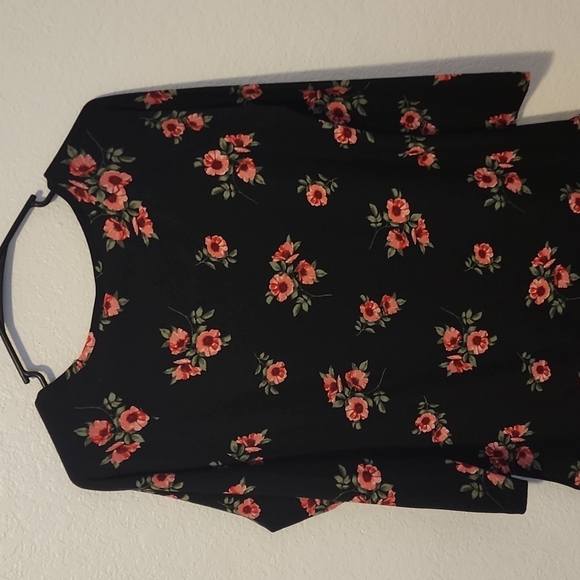 Black Floral Strappy Quarter sleeve EUC - Picture 4 of 4